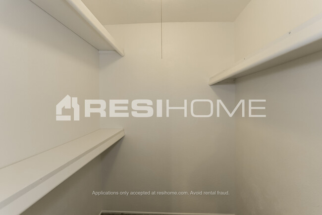 Building Photo - HOME FOR RENT!