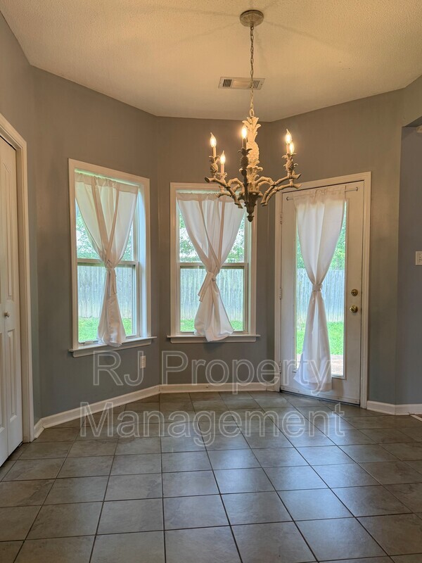 Building Photo - 6095 E Everett Hill Cir