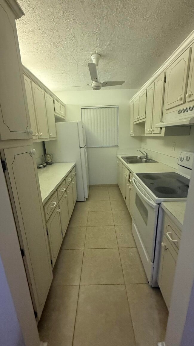 Building Photo - 275 N High Point