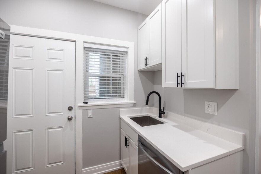 Building Photo - 5452 N Paulina St