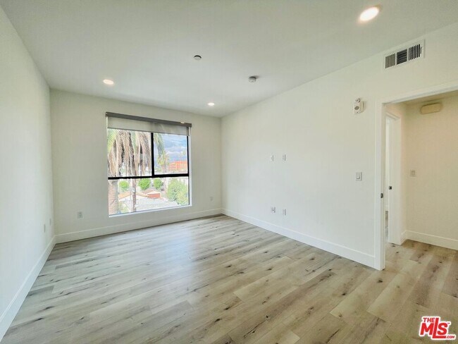 Building Photo - 14612 Calvert St