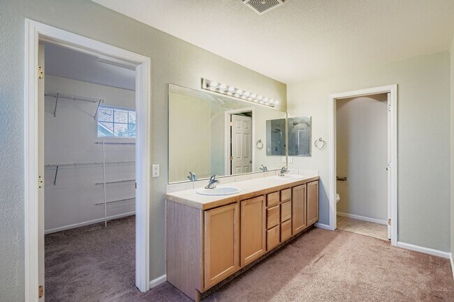 Building Photo - Spacious 3-Bedroom Townhome in Prime Denve...