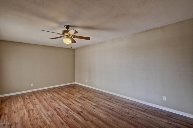 Building Photo - 1030 E Manhatton Dr