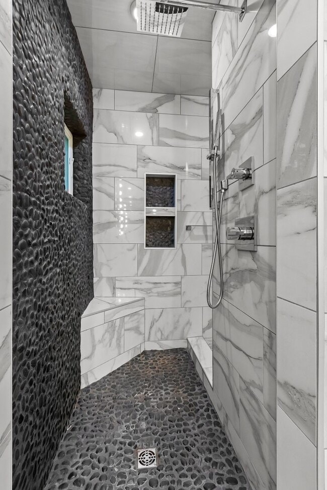 Building Photo - Unique, Charming and Spacious Fayetteville Home!