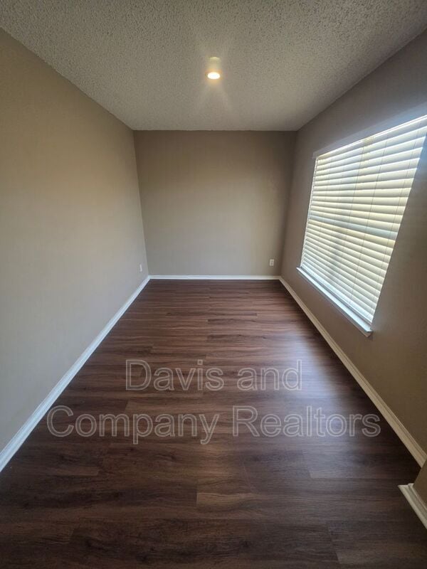 Building Photo - 707 Devonian Dr