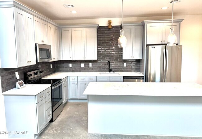 Building Photo - 512 Highland Oaks Ln