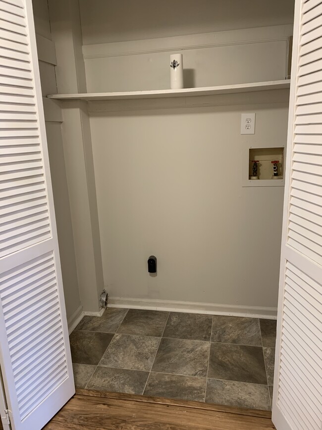 Building Photo - 329 Deer Lake Dr