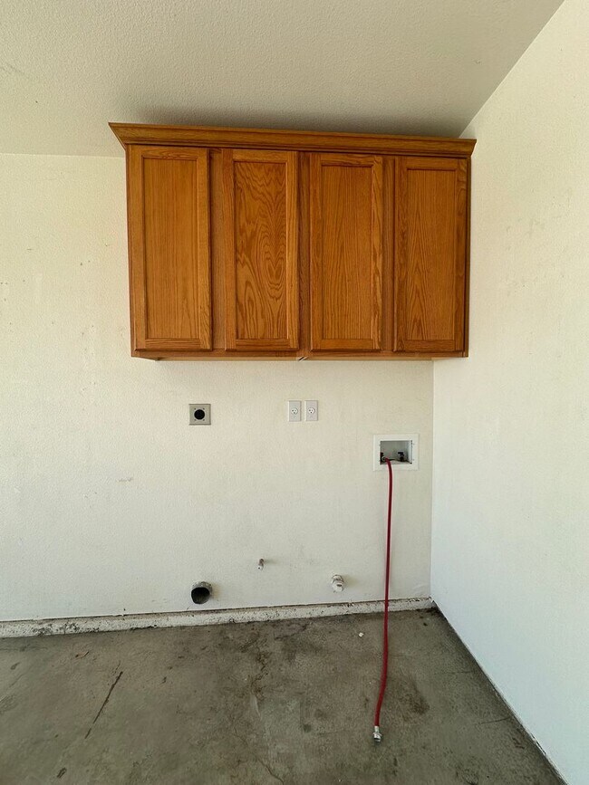 Building Photo - 4 bedrooms close to Joshua Tree National P...