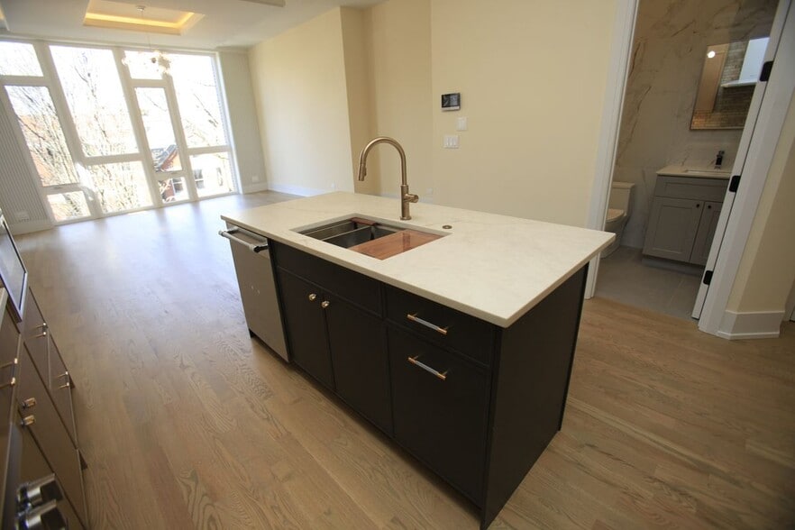 Building Photo - 1029 N Winchester Ave