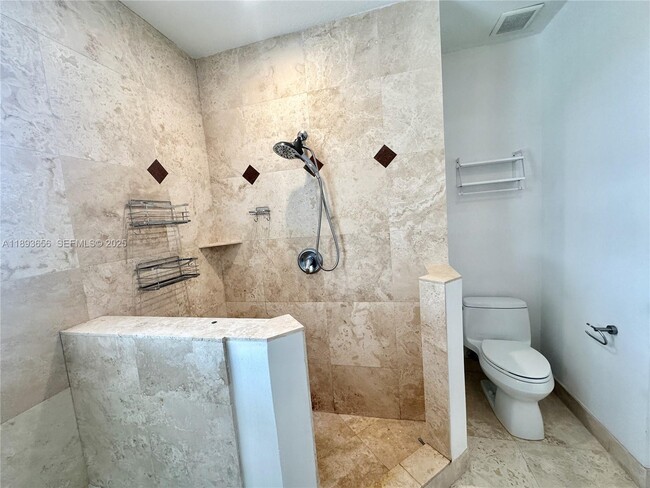 Building Photo - 813 SE 18th Ct