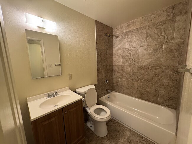 Building Photo - Holiday Gardens Townhome