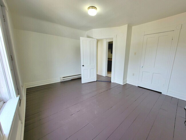 Building Photo - 633-633 1/2 Spring Street