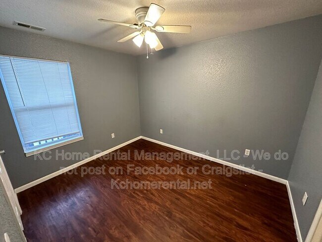 Building Photo - 1006 W Royle St