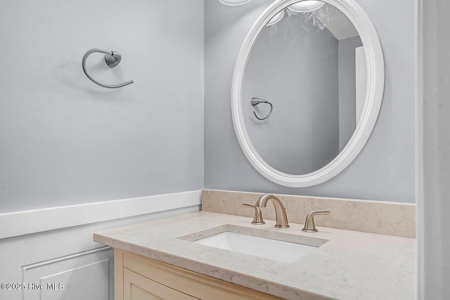 Building Photo - Room in House on Sara Dr