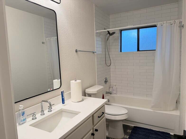 Building Photo - 921 Matilda Dr