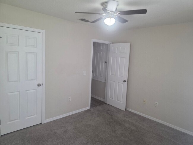Building Photo - Large 4 bedroom 2 bath House