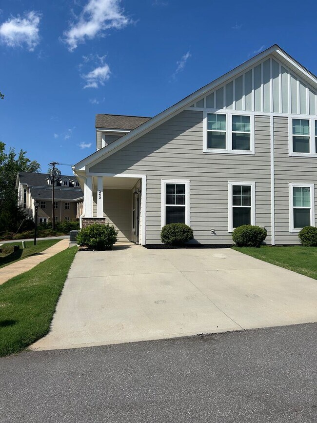 Building Photo - Greenville, 3BD/2.5, 1641SF