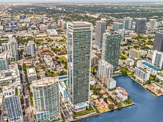 Building Photo - 700 NE 26th Terrace