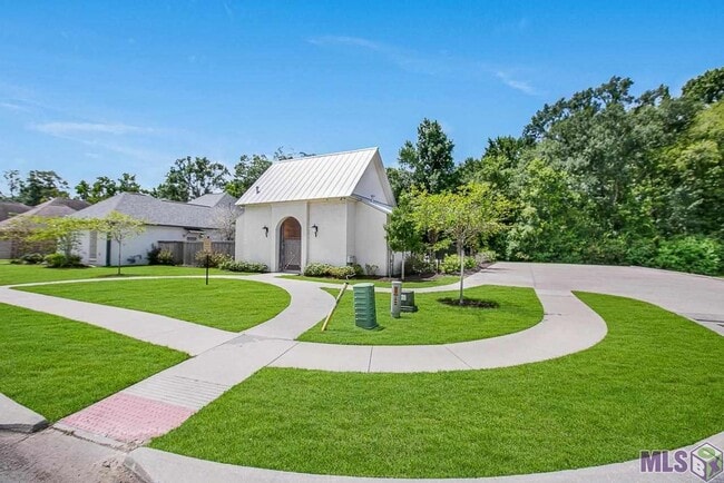 Building Photo - Trendy 4 bedroom, 2 bath home in coveted D...