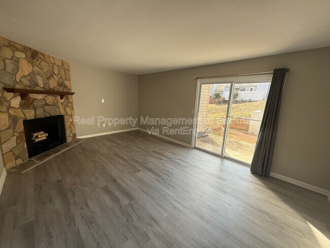 Building Photo - 2425 Tantelon Pl