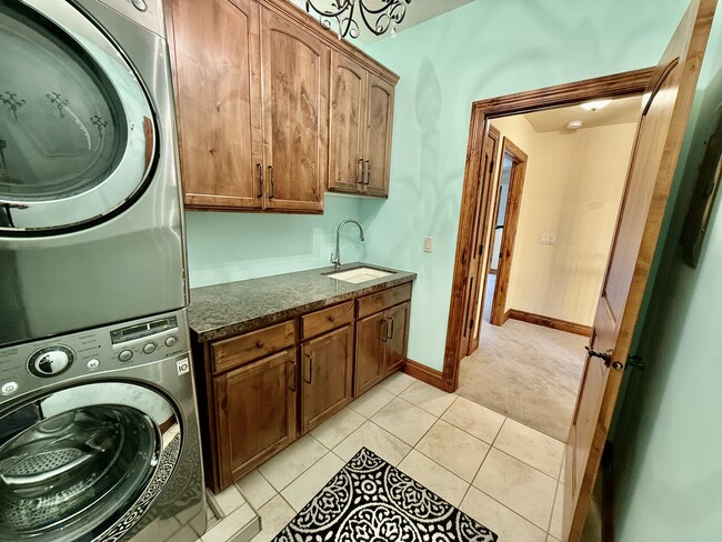 Building Photo - 6819 S Greenfield Way