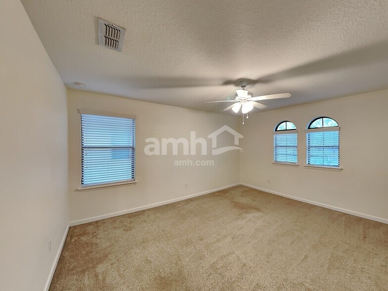 Building Photo - 235 Buck Run Way