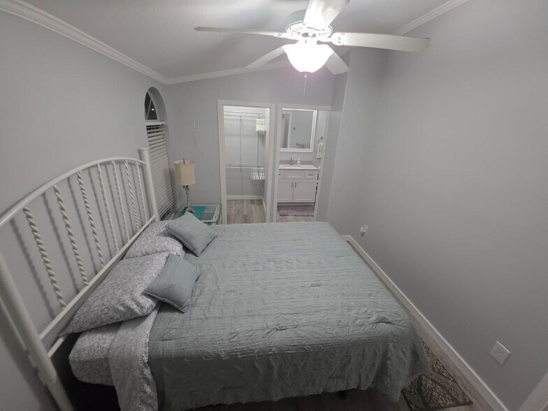 Building Photo - Newly Remodeled / Furnished 2 Bedroom / 2 Bathroom