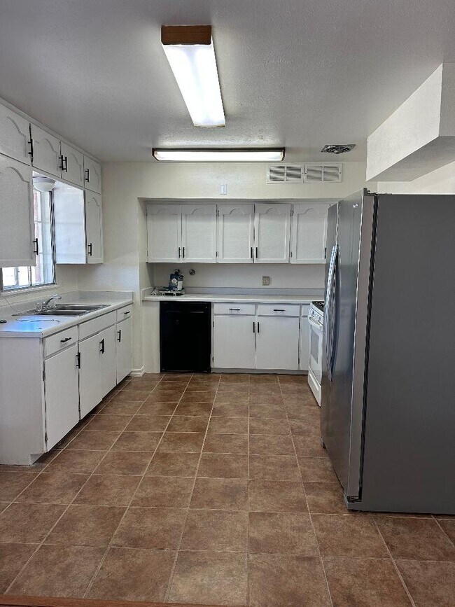 Building Photo - 2209 Ridgecrest Dr