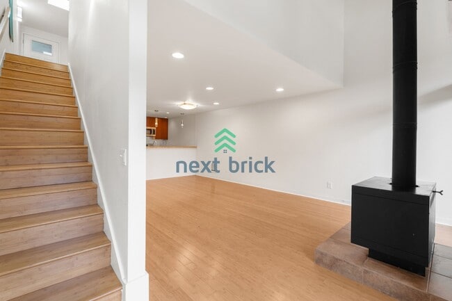 Building Photo - 2 BED & 1.75 BATH FOR RENT