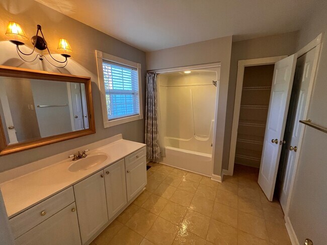 Building Photo - 118 Grande Meadow Way