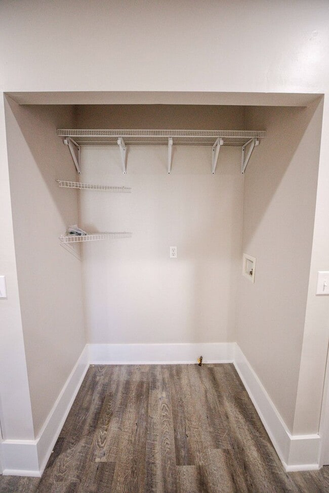 Building Photo - Spacious and Beautidul Four Bedroom Home!