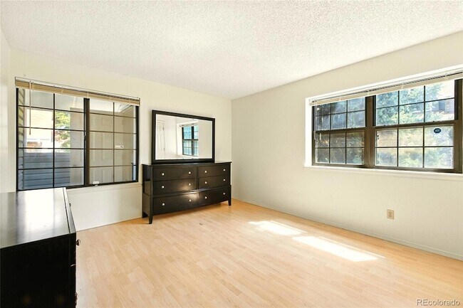 Building Photo - 922 S Walden St