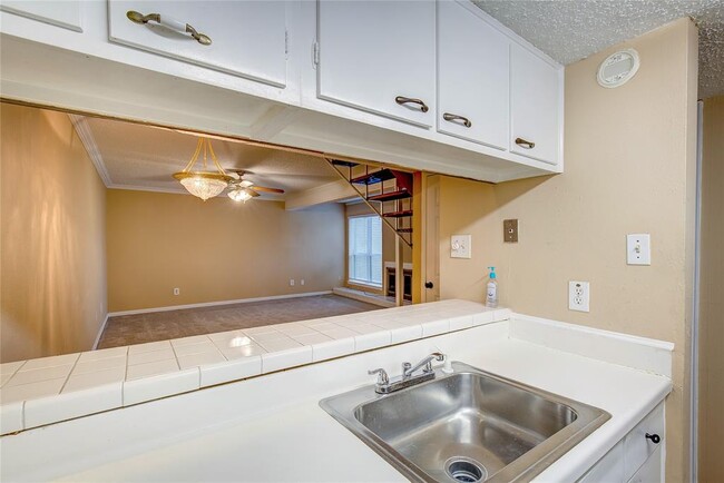 Building Photo - 3121 Park Ln