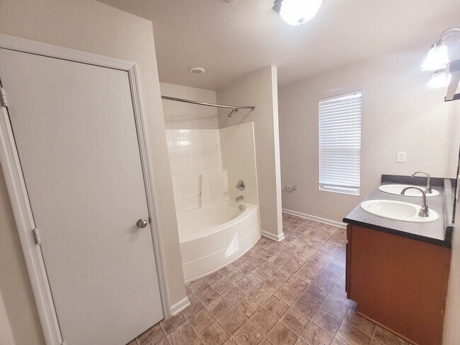 Building Photo - 250 Whitestone Dr NE