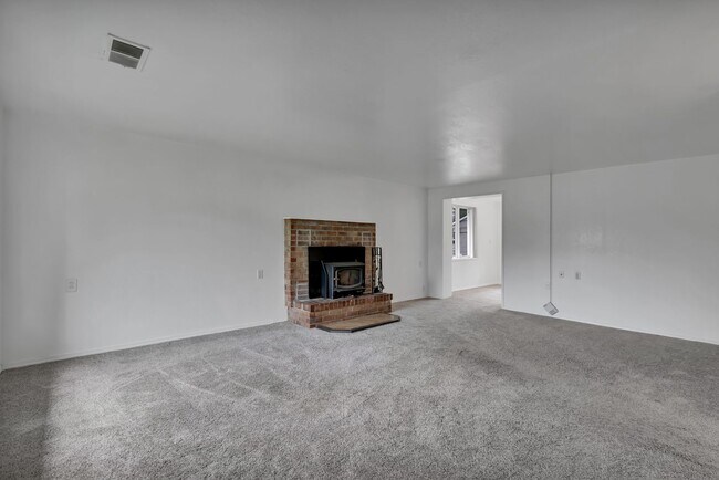 Building Photo - Cozy 4-Bedroom Home with Wood Stove & Large Backyard in Mountlake Terrace