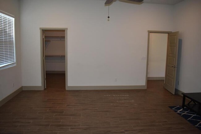 Building Photo - 2446 Bastidas Dr