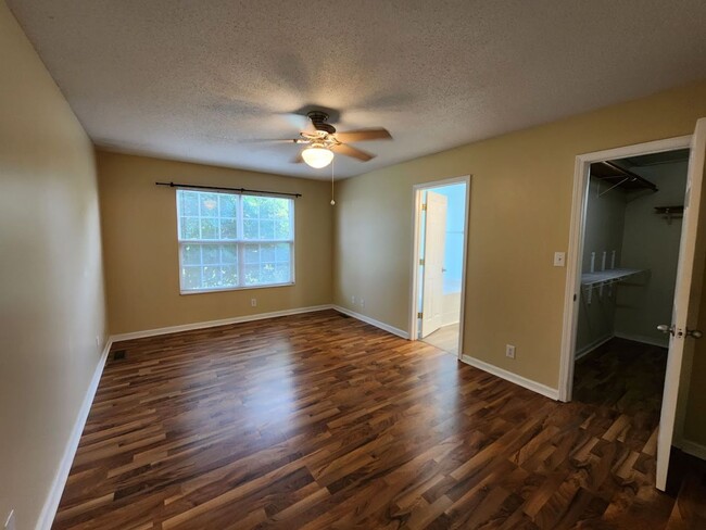 Building Photo - $1795 - 3 Beds 2 Baths + Bonus Room