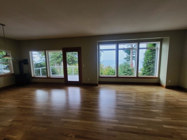 Building Photo - Beautiful South Hill Home with Bay Views 3...