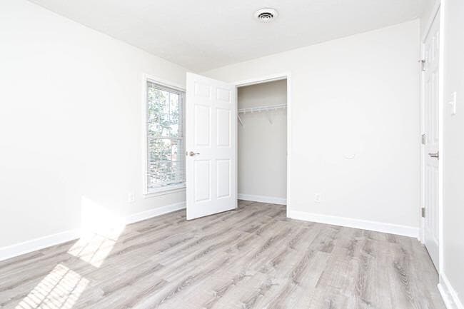 Building Photo - 2400 Woodhill Dr