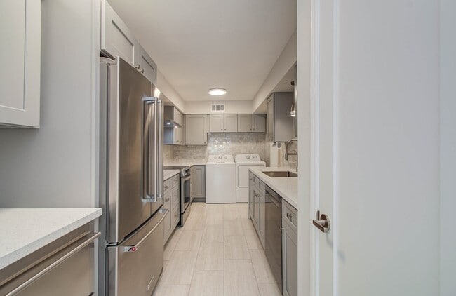 Building Photo - 355 N Post Oak Ln