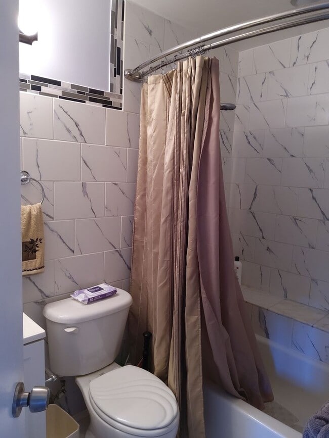 Building Photo - Two Bedroom/ Two Bath Condo at Falls Garde...