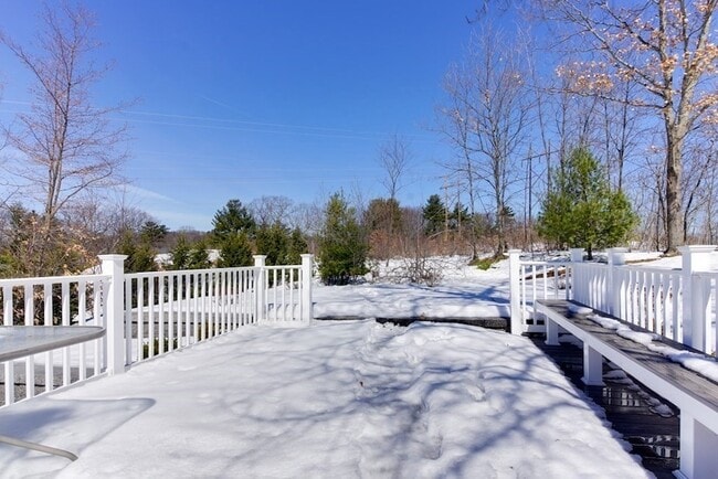 Building Photo - 39 Locust St