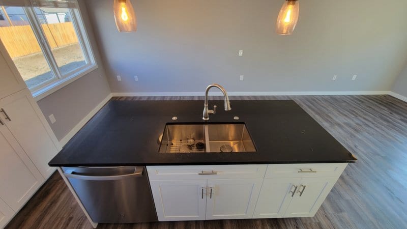 Quartz Top Island - 1414 Keller Ave