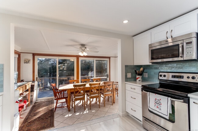 Building Photo - 18 Bay St