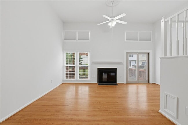 Building Photo - Welcome home to this beautifully updated and move-in-ready 3-bedroom, 3.5-bath townhouse