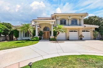 Building Photo - 482 W Palm Dr