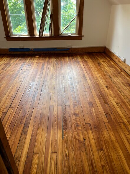 NEWLY REFINISHED PINE FLOORS - 24 E Northwood Ave