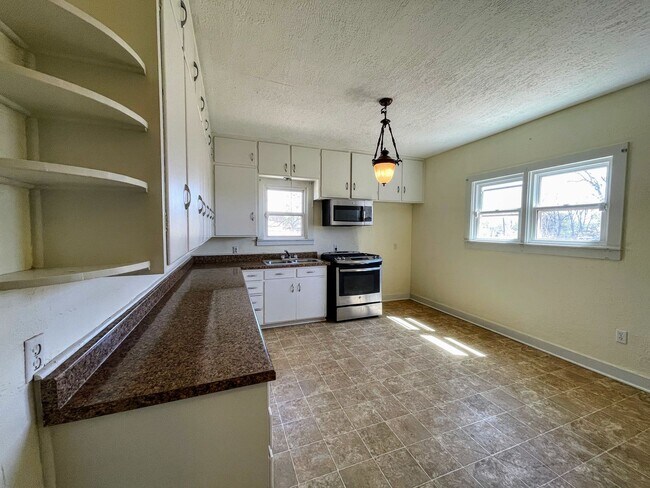 Building Photo - Charming 2BR/1BA Corner Lot Home with Shop & Fenced Yards