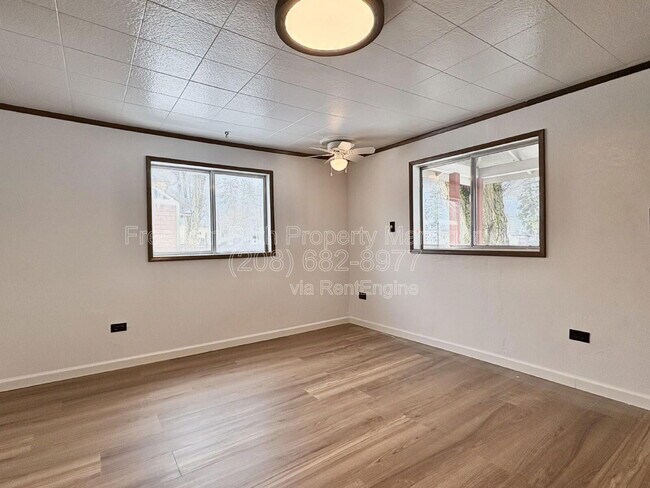 Building Photo - 104 Main St