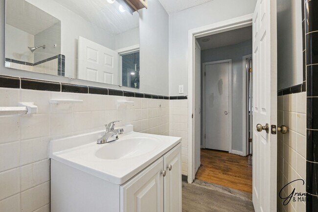 Building Photo - $1400 - Fully Renovated 3 Bed 1.5 Bath